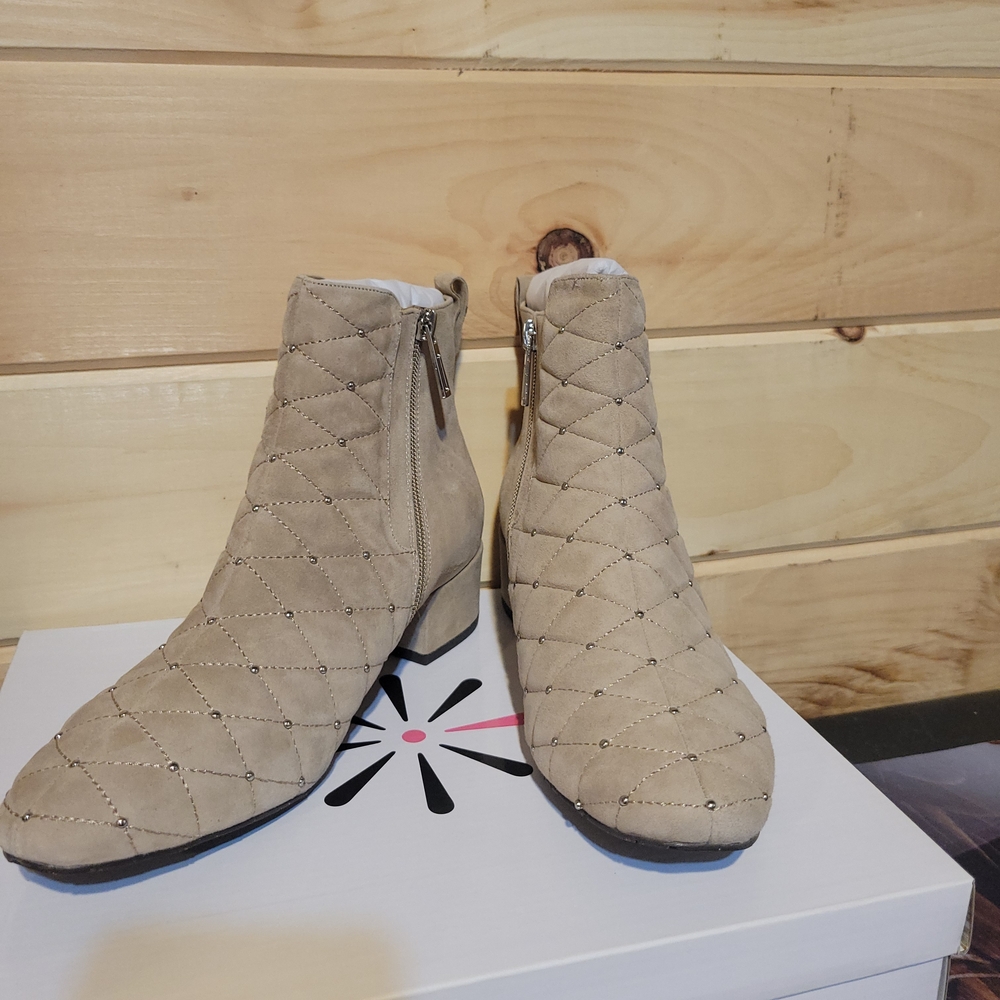 Isaac Mizrahi Quilted Tan Ankle Boots New In Box